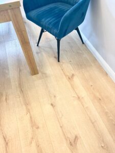 Quick-Step MJ3550 dąb pustynny naturalny jasny laminat