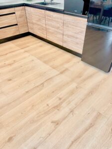 Quick-Step MJ3550 dąb pustynny naturalny jasny laminat