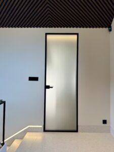 Drzwi Eclisse aluminiowo-szklane w kolorze Tabacco, szklenie satyna brąz wysokość 2400