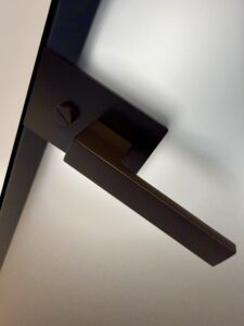 Drzwi Eclisse aluminiowo-szklane w kolorze Tabacco, szklenie satyna brąz, klamka WC