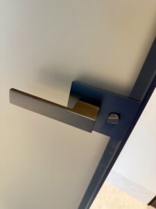 Drzwi Eclisse aluminiowo-szklane w kolorze Tabacco, szklenie satyna brąz, klamka WC