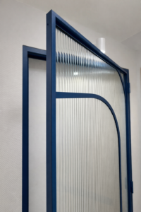 Drzwi Alu-Loft w kolorze galant blue, szklenie ryfla flutes