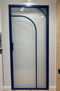 Drzwi Alu-Loft w kolorze galant blue, szklenie ryfla flutes