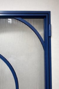 Drzwi Alu-Loft w kolorze galant blue, szklenie ryfla flutes