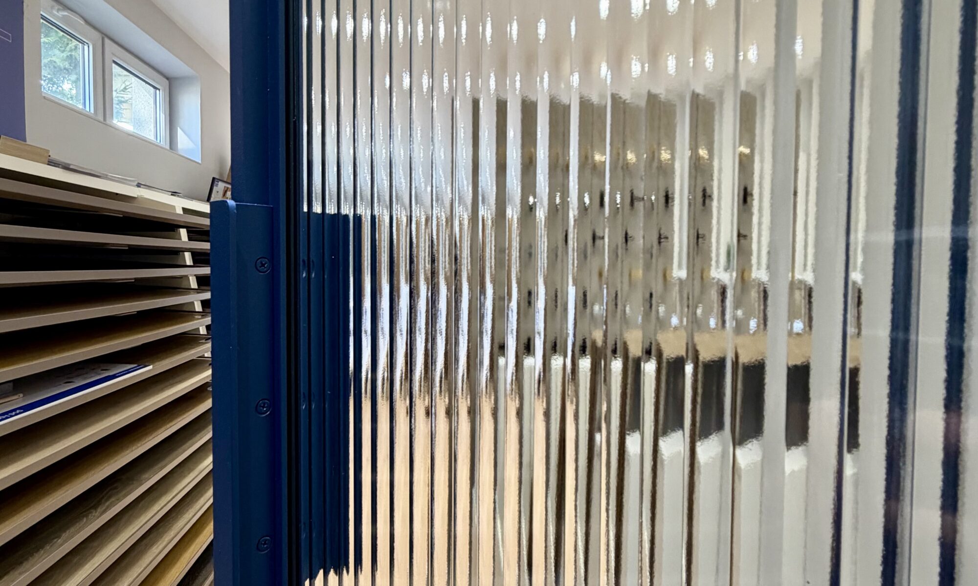Drzwi Alu-Loft w kolorze galant blue, szklenie ryfla flutes
