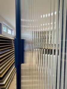 Drzwi Alu-Loft w kolorze galant blue, szklenie ryfla flutes