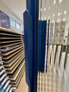 Drzwi Alu-Loft w kolorze galant blue, szklenie ryfla flutes