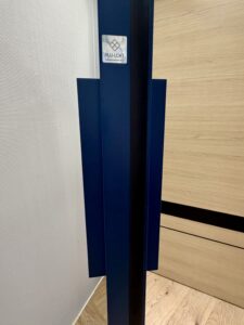 Drzwi Alu-Loft w kolorze galant blue, szklenie ryfla flutes, pochwyt Base