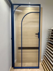Drzwi Alu-Loft w kolorze galant blue, szklenie ryfla flutes