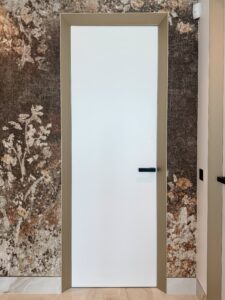 Drzwi Eclisse Syntesis Standard 40 w kolorze RAL 9003, ościeżnica w kolorze szampańskim