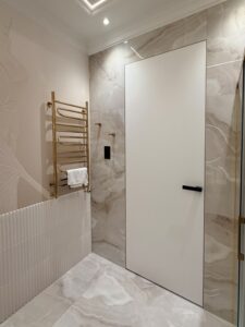 Drzwi Eclisse Syntesis Standard 40 w kolorze RAL 9003, ościeżnica w kolorze szampańskim