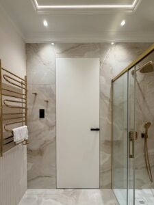 Drzwi Eclisse Syntesis Standard 40 w kolorze RAL 9003, ościeżnica w kolorze szampańskim