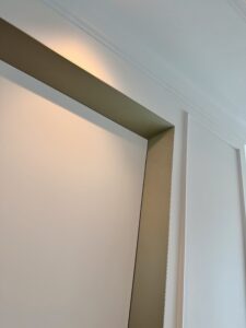 Drzwi Eclisse Syntesis Standard 40 w kolorze RAL 9003, ościeżnica w kolorze szampańskim